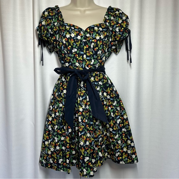 UNIQUE VINTAGE Size M / L 1950's Flare Dress Strawberry Floral Pinup Milkmaid - Picture 4 of 15